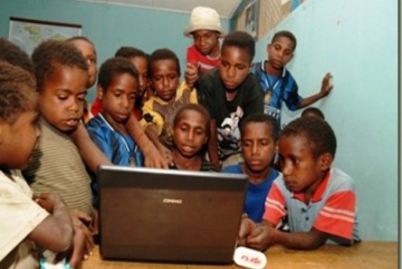 Children n Papua enjoying internet access. (Illustration)