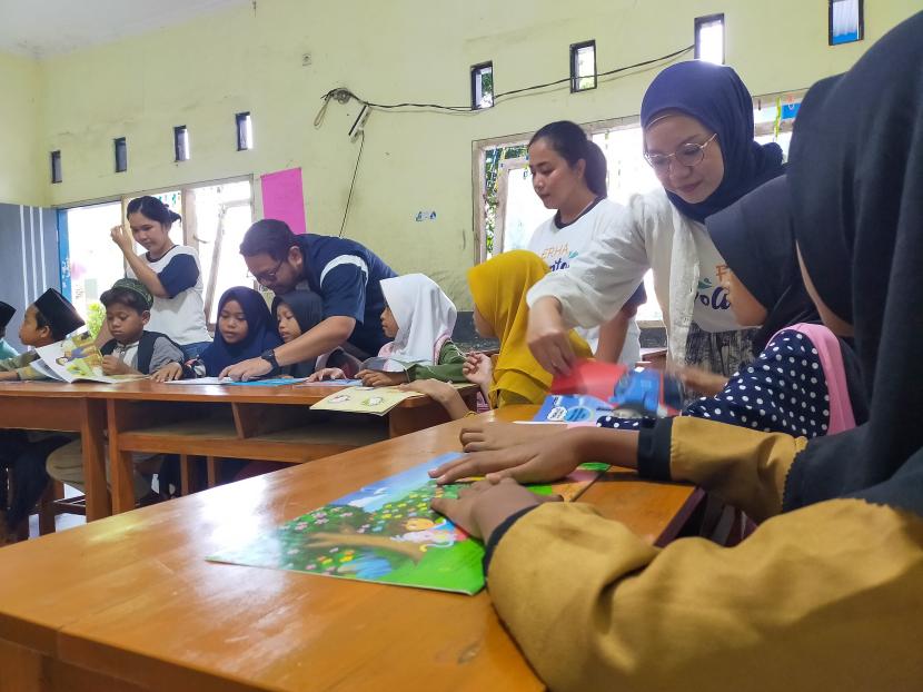 Anak-anak pemulung di Bantar Gebang menjalankan program Berkarya Bercerita yang digagas Erha Ultimate untuk meningkatkan pemerataan dan meningkatkan literasi anak-anak dengan mengajak membaca bersama selama 30 menit dan menceritakan kembali intisari buku yang dibaca.