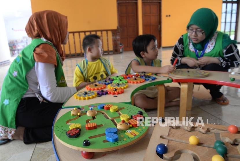   Anak-anak penderita kanker bermain dan belajar didampingi guru di Yayasan Kasih Anak Kanker Indonesia, Jakarta, Senin (15/2). (Republika/Yasin Habibi)