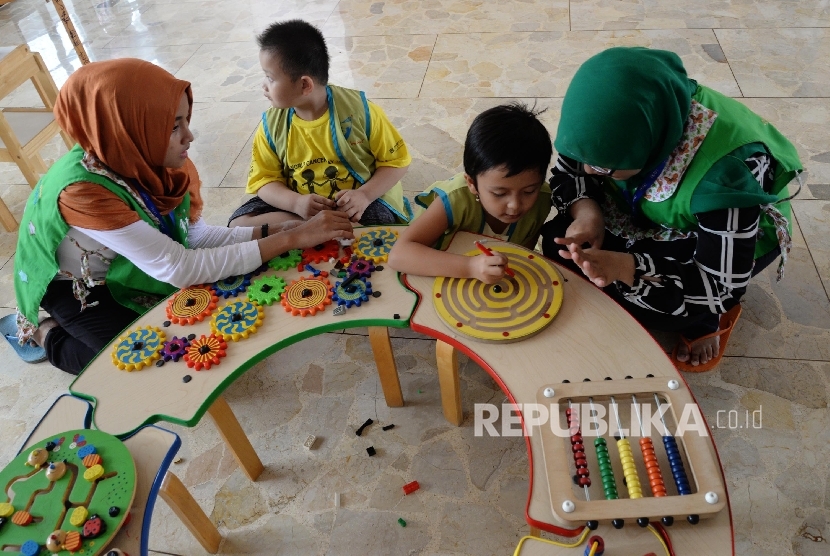 Anak-anak penderita kanker bermain dan belajar didampingi guru di Yayasan Kasih Anak Kanker Indonesia, Jakarta, Senin (15/2). (Republika/Yasin Habibi)