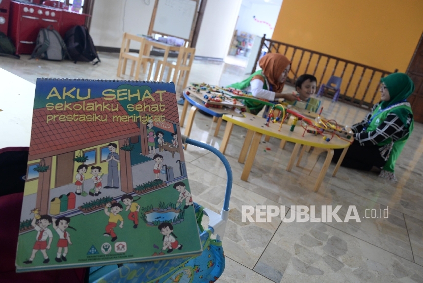 Anak-anak penderita kanker bermain dan belajar didampingi guru di Yayasan Kasih Anak Kanker Indonesia.
