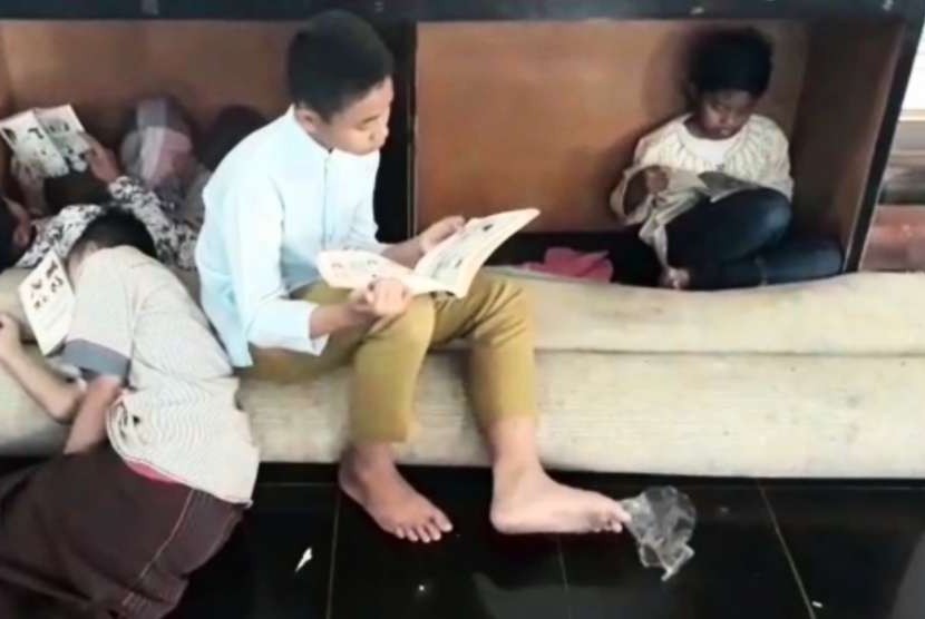 Anak-anak penghuni Panti Asuhan Sabilul Huda di Kecamatan Pakem, Kabupaten Sleman, Yogyakarta sedang membaca buku.