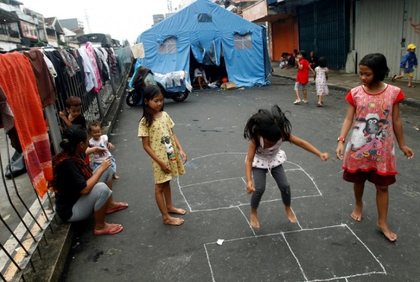 Anak-anak pengungsi banjir Jakarta