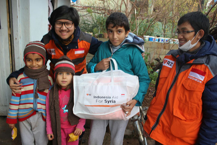 Anak-anak pengungsi di Suriah memerolah bantuan pakaian hangat dari RZ.