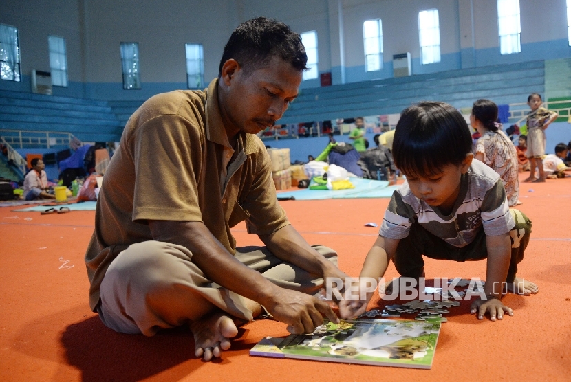  Anak-anak pengungsi eks-Gafatar bermain di Gedung Pusat Olahraga Persahabatan Korea Indonesia (POPKI), Cibubur, Jakarta Timur, Jumat (29/1).   (Republika/Yasin Habibi)