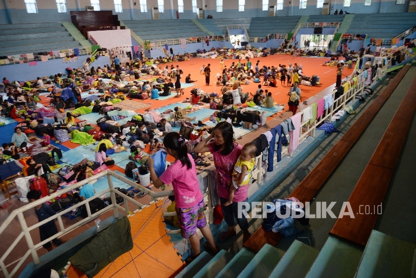 Anak-anak pengungsi eks-Gafatar bermain di Gedung Pusat Olahraga Persahabatan Korea Indonesia (POPKI), Cibubur, Jakarta Timur, Jumat (29/1).