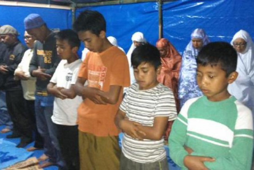 anak-anak pengungsi erupsi sinabung sedang melaksanakan shalat berjamaah