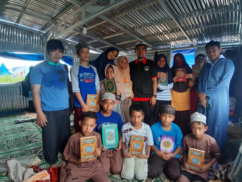 Anak-anak pengungsi korban banjir Masamba, Kabupaten Luwu Utara, Sulsel, belajar membaca dan menghafal Alquran bersama BMH, Dai Tangguh dan SAR Hidayatullah.