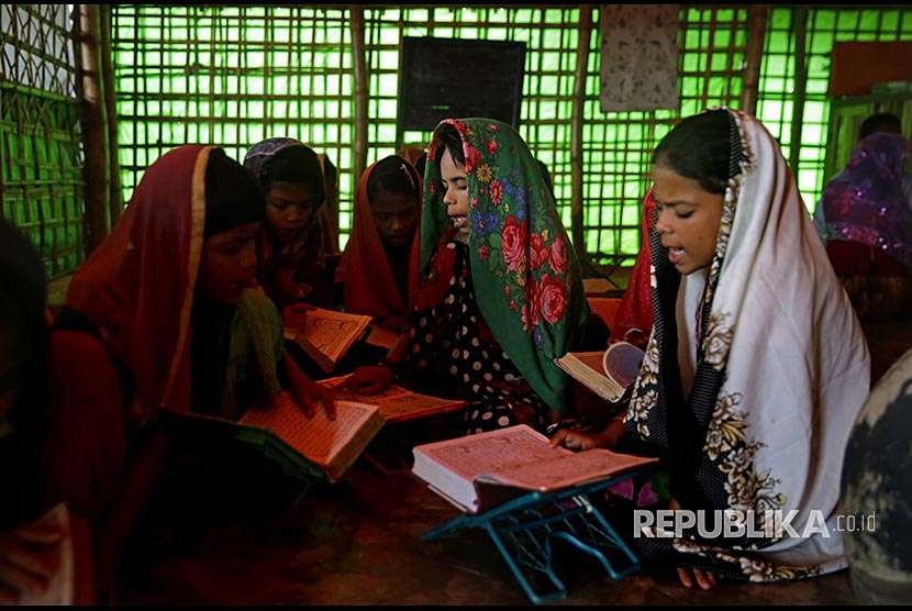 Madrasah tak terkait kelompok militan. Foto: Anak-anak pengungsi membaca Quran di salah satu madrasah di kamp pengungsian Kutupalong, Bangladesh (ilustrasi).