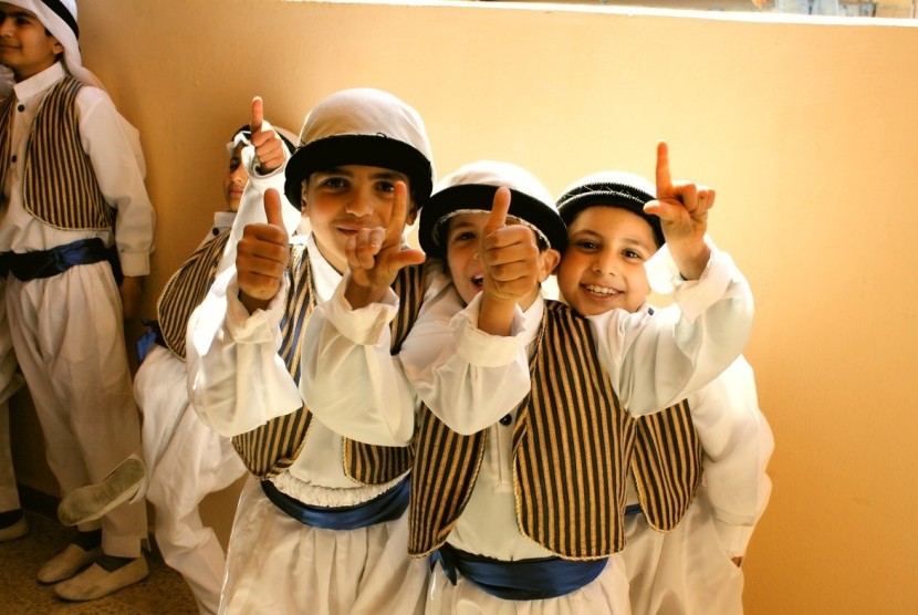 Anak-Anak Pengungsi Palestina yang bersiap mempertunjukan tarian atau dabke.