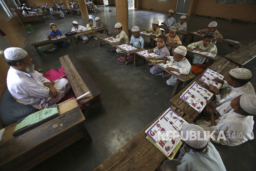 Anak-anak pengungsi Rohingya belajar di madrasah, di Karachi, Pakistan, Kamis, (14/9).