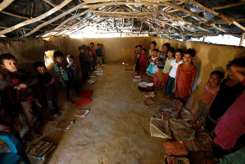 Anak-anak pengungsi Rohingya mengikuti pelajaran di sekolah kamp pengungsi Kutupalang di Cox Bazar, Bangladesh.