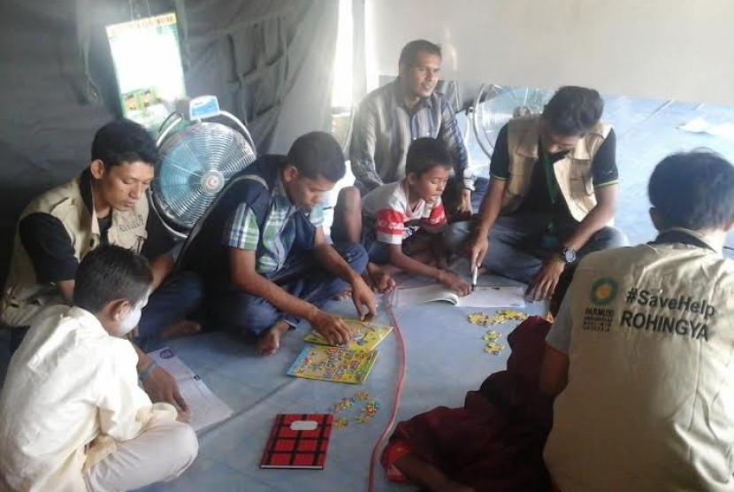 Anak-anak pengungsi Rohingya sedang belajar.