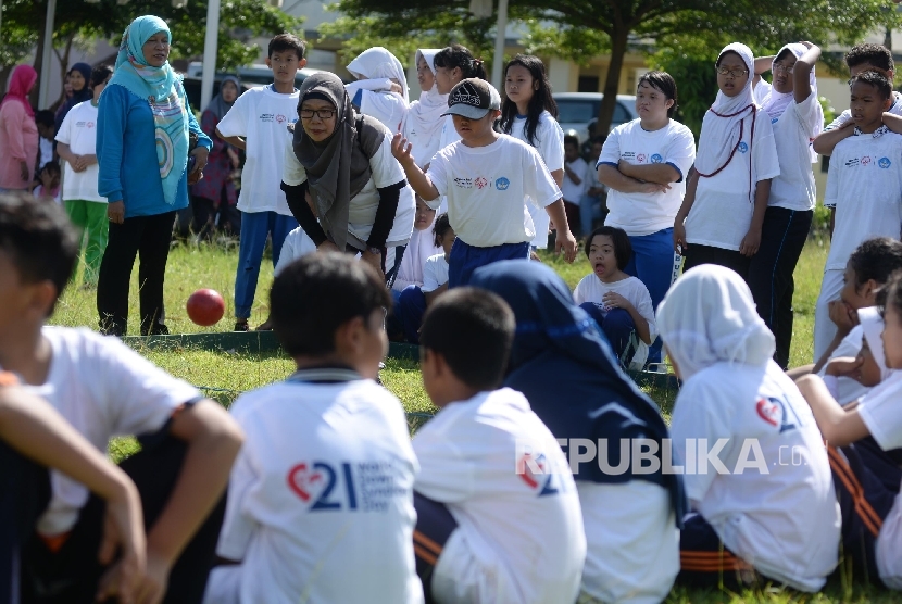 Anak-anak penyandang down syndrome bermain lempar bola saat memperingati Hari Down Syndrome Sedunia di Sekolah Luar Biasa (SLB) Pembina Tingkat Nasional, Jakarta, Kamis (30/3).