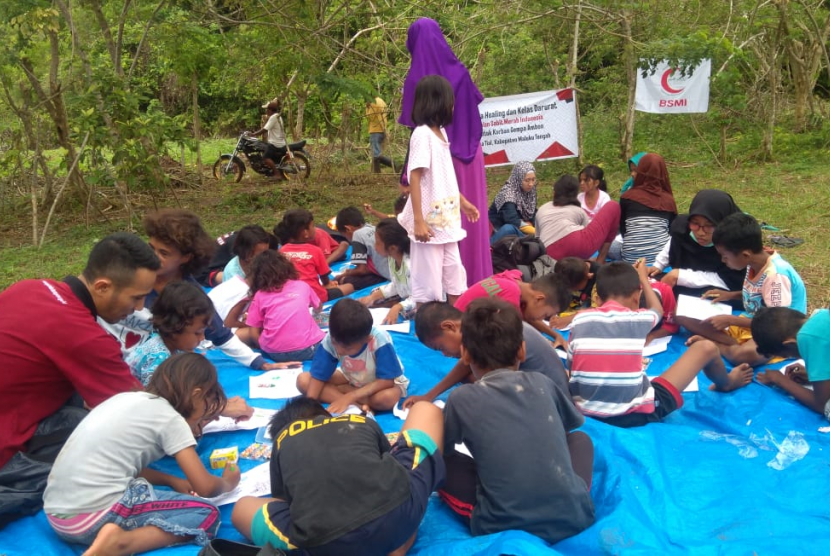anak-anak penyintas gempa Maluku mengikuti kegiatan kelas darurat dan trauma healing yang diadakan oleh BSMI.