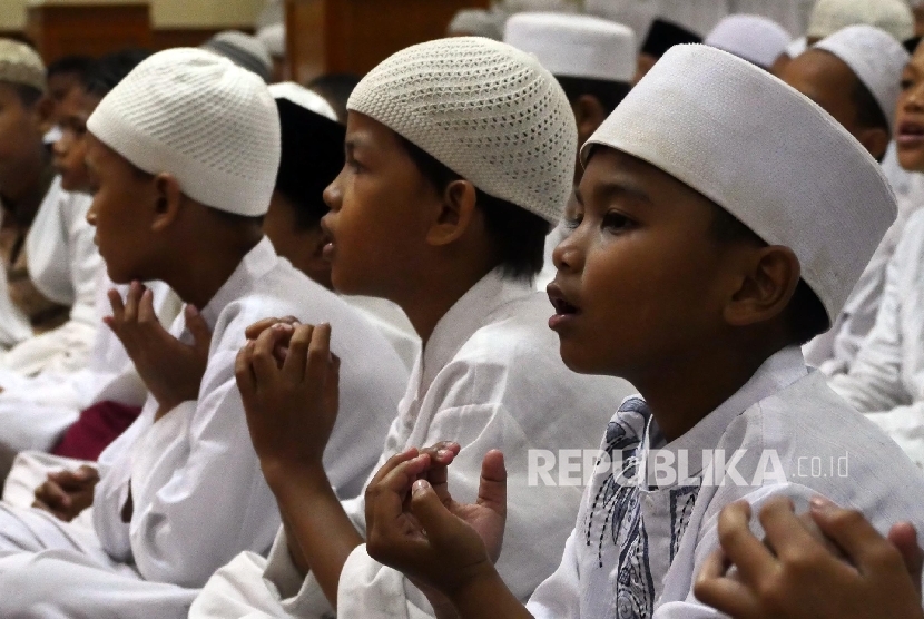 Anak-anak peserta deklarasi Ikrar Anak-anak Nusantara Cinta Al-quran dan Mengaji, nampak berdoa saat mengikuti acara tersebut di Jakarta, kamis (5/5).