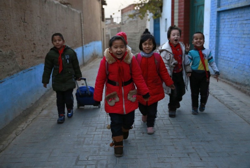 Anak-anak pulang sekolah di Turpan, Xinjiang, China.