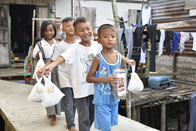 ACT Sumsel memberikan bantuan pangan gratis bagi warga kurang mampu. ilustrasi. Anak-anak Pulau Salah Nama menerima daging kurban dari ACT Sumsel.