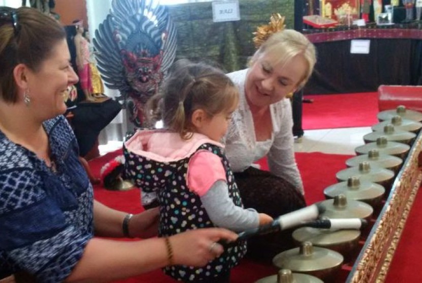 Anak-anak punya kesempatan bermain gamelan di Festival Indonesia (29/10). 