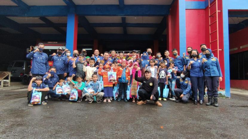 Anak-anak putus sekolah di Kota Bogor mendapatkan kesempatan untuk mengunjungi markas Pemadam Kebakaran Kota Bogor dan diberi edukasi. 