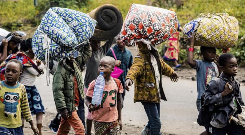 Anak-anak Republik Demokratik Kongo berjalan saat mengungsi setelah Gunung Nyiragongo meletus pada 26 Mei 2021. Kongo kini kembali berhadapan dengan wabah campak.