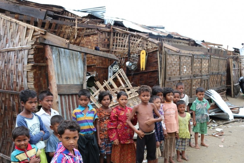Anak-anak Rohingya di depan kamp-kamp pengungsian di Rakhine (Ilustrasi)