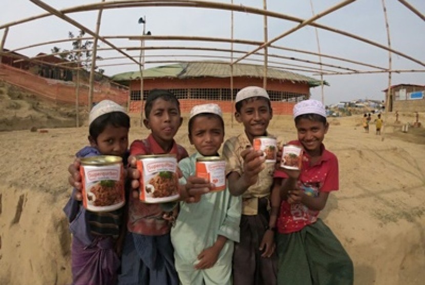 Anak-anak Rohingya menikmati daging kornet superqurban.