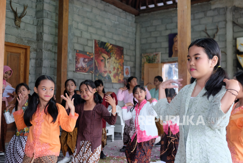 Anak-anak Sanggar Budaya Gadung Melati menari menyambut acara CSR.