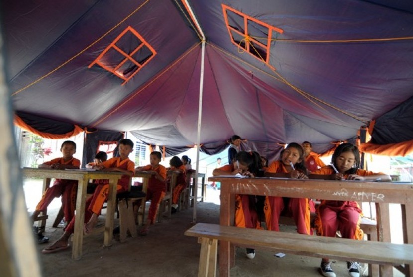 Anak-anak SD belajar di sekolah darurat gempa di Desa Puro'o, Kecamatan Lindu, Sulawesi Tengah. (ilustrasi)