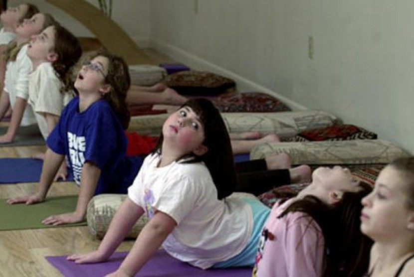 Anak-anak SD berlatih yoga (Ilustrasi)