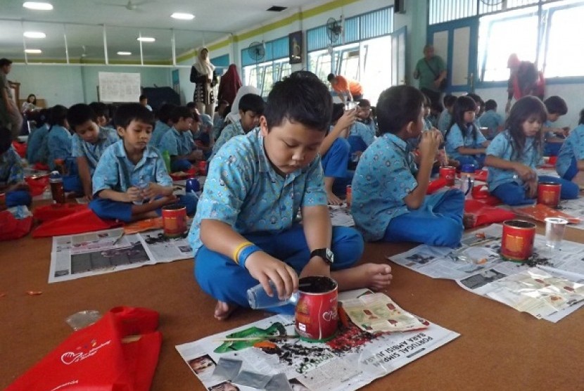 Anak-anak SD Budi Mulya di acara menanam benih tanaman 