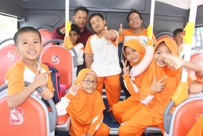 Anak-anak SD Juara Surabaya naik Suroboyo Bus.