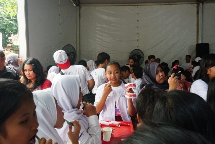 Anak-anak SDN Gunung 01, Jakarta Selatan sedang menyikat gigi bersama-sama.