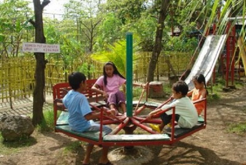Anak-anak sedang bermain di taman bermain (ilustrasi)