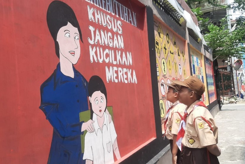 Anak-anak sedang melihat mural edukatif di Jalan Pademangan 2, Gang 22, Jakarta Utara.