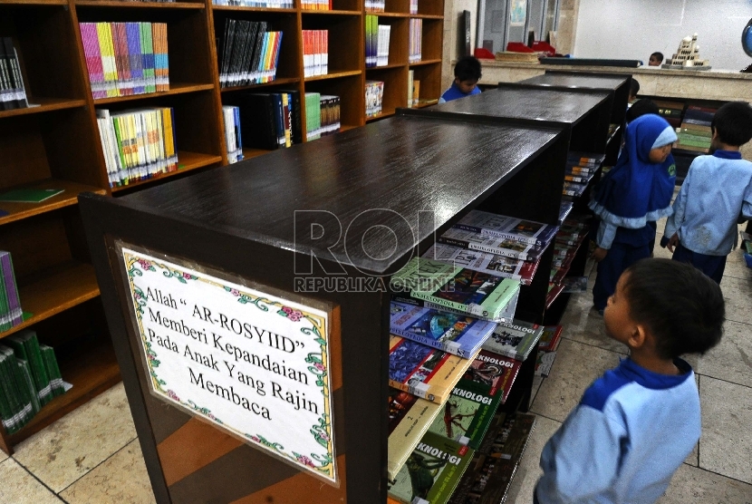  Anak-anak sedang memilih buku dalam perpustakaan di Masjid Istiqlal,Jakarta, Senin (27/4). (Republika/ Tahta Aidilla)
