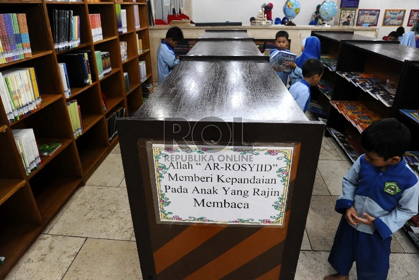  Anak-anak sedang memilih buku dalam perpustakaan di Masjid Istiqlal,Jakarta, Senin (27/4). (Republika/ Tahta Aidilla)
