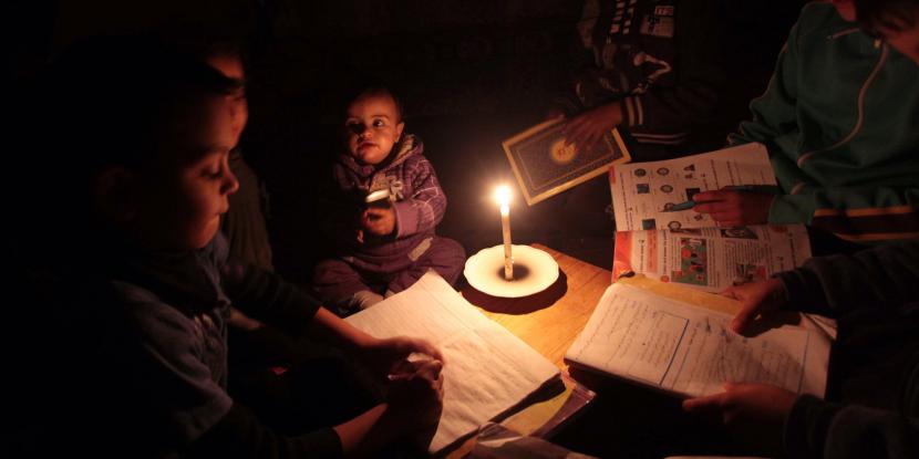 Anak-anak sekolah belajar dalam gelap di Gaza. Pasokan listrik yang minim membuat mereka semakin menderita.