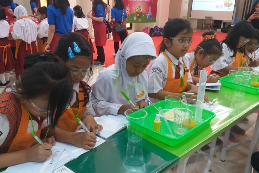 Anak-anak sekolah dasar mengikuti eksperimen kimia pada kegiatan Kid's Lab yang diinisiasi BSAF bekerja sama dengan Fakultas MIPA UI. BSAF Kids Lab mengajak anak-anak ntuk mengeksplorasi bahan kimia dalam kehidupan sehari-hari.