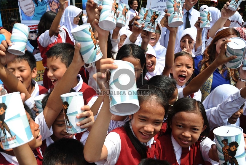  Anak-anak Sekolah Dasar Negeri 02/04 menunjukkan celengan saat mengikuti kegiatan pendidikan literasi keuangan Citi Indonesia di Jakarta, Selasa (10/11).