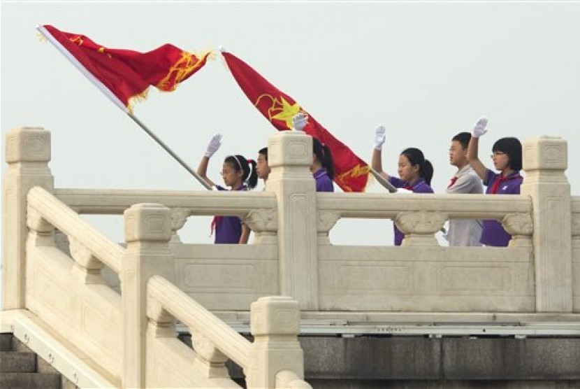 Anak-anak sekolah di Cina menghabiskan libur Mayday mengunjungi Lapangan Tiananmen.