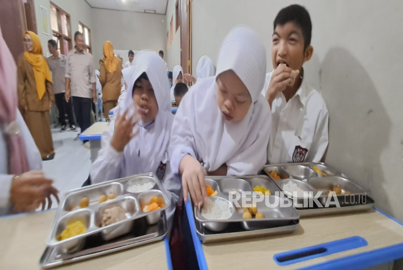 Anak-anak SLB Pendidikan Patriot mengonsumsi MBG. 