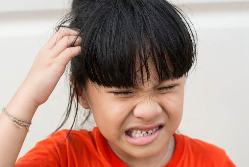 Anak-anak suka menggaruk kepala akibat adanya kutu rambut. (ilustrasi)