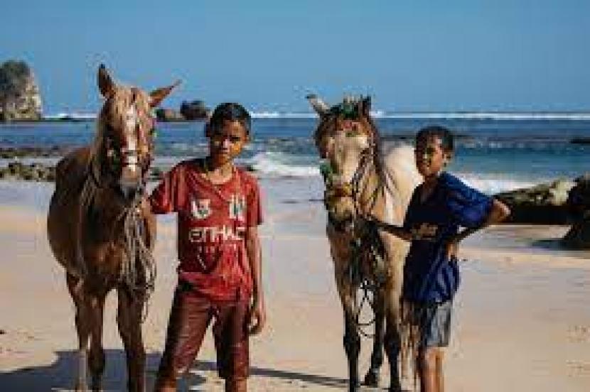 Anak-anak  Sumba dengan kudanya. Hampir setiap anak di Sumba dulu pernah naik kuda, tapi sekarang sangat sedikit yang bahkan pernah duduk di atas kuda 