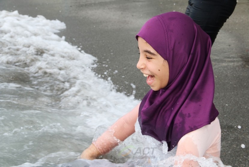 Anak-anak Suriah berlibur ke pantai.