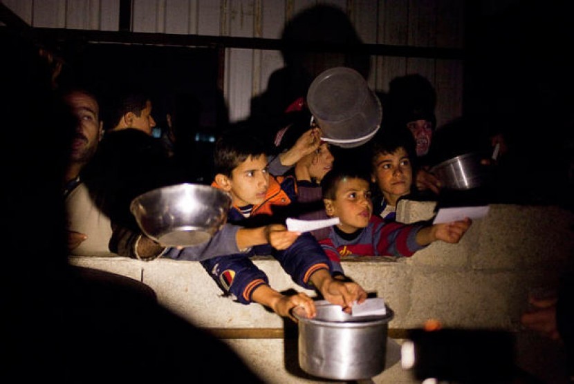 Anak-anak Suriah mengantre jatah makanan di pengungsian.