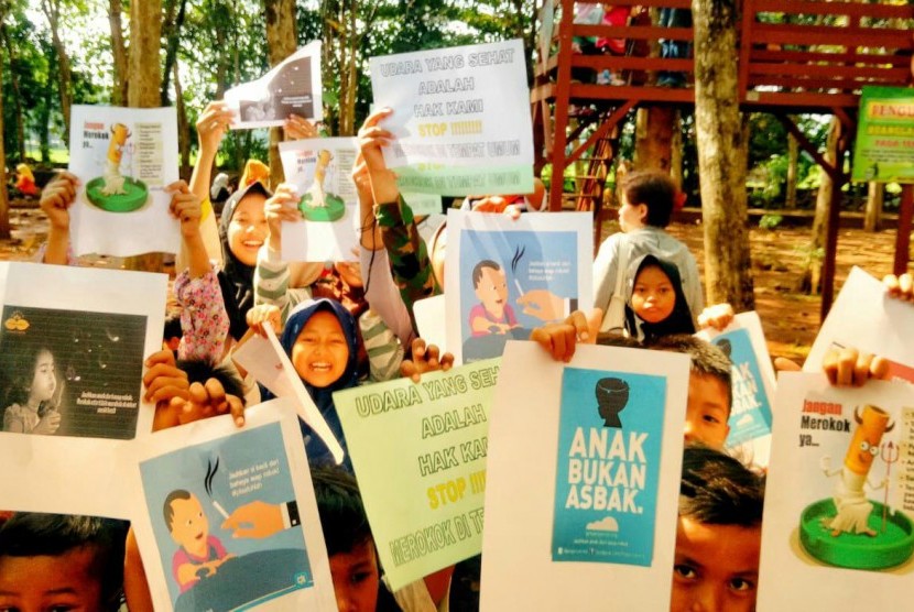 Anak-anak Taman Baca Masyarakat (TBM) Oemah Ceria binaan Rumah Zakat di  Simbangdesa, Kecamatan Tulis sangat serius mengkampanyekan bahaya rokok bagi anak-anak di Hutan Kota Rajawali (HKR) Kota Batang, Jawa Tengah. 