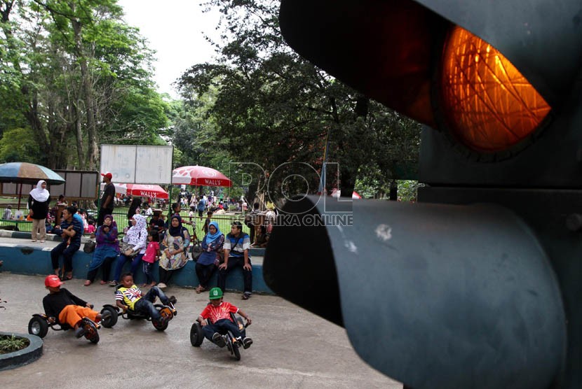  Anak-anak tengah berlibur di tempat rekreasi Taman Lalu-Lintas, Bandung, Jumat (9/8).
