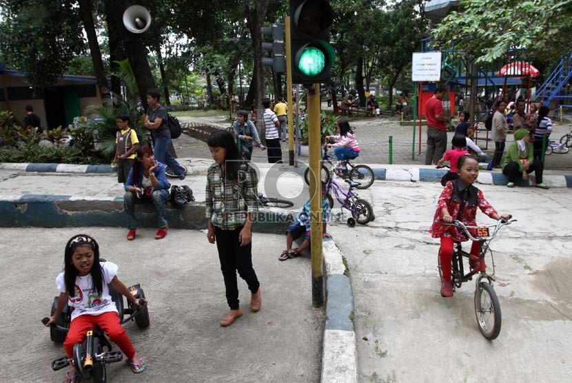  Anak-anak tengah berlibur di tempat rekreasi Taman Lalu-Lintas, Bandung