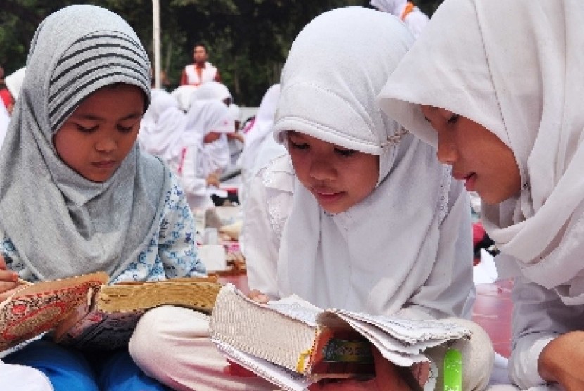 Anak-anak tengah membaca Alquran